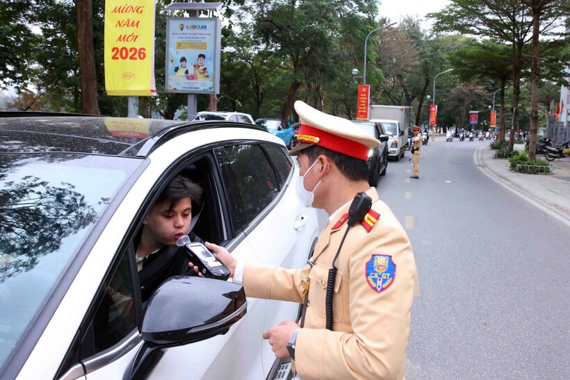 Đội CSGT đường bộ số 4 kiểm soát nồng độ cồn trên phố Nguyễn Đình Chiểu.