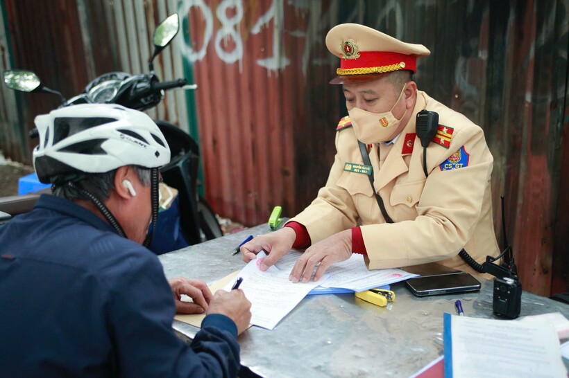 Chỉ trong 3 tiếng đồng hồ, tổ công tác của Đội CSGT số 2 đã liên tiếp phát hiện và lập biên bản xử lý 7 trường hợp vi phạm nồng độ cồn.