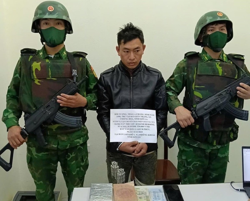 Đối tượng Thào A Cháng khai nhận đã nhận 2 bánh heroin từ một người đàn ông quốc tịch Lào, khoảng 30 tuổi, không rõ danh tính, tại khu vực gần cột mốc 228, sau đó vận chuyển về xã Chiềng Hoa để nhận tiền công 20 triệu đồng. Ảnh: Tiền Phong