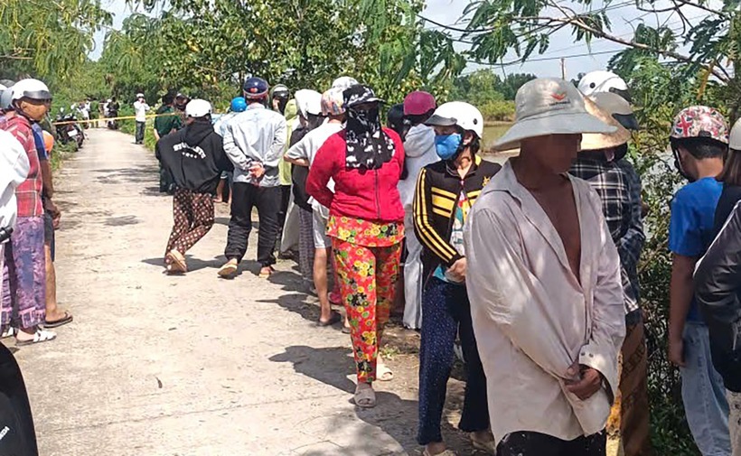 Người dân tập trung tại hiện trường vụ việc. Ảnh: Vietnamnet