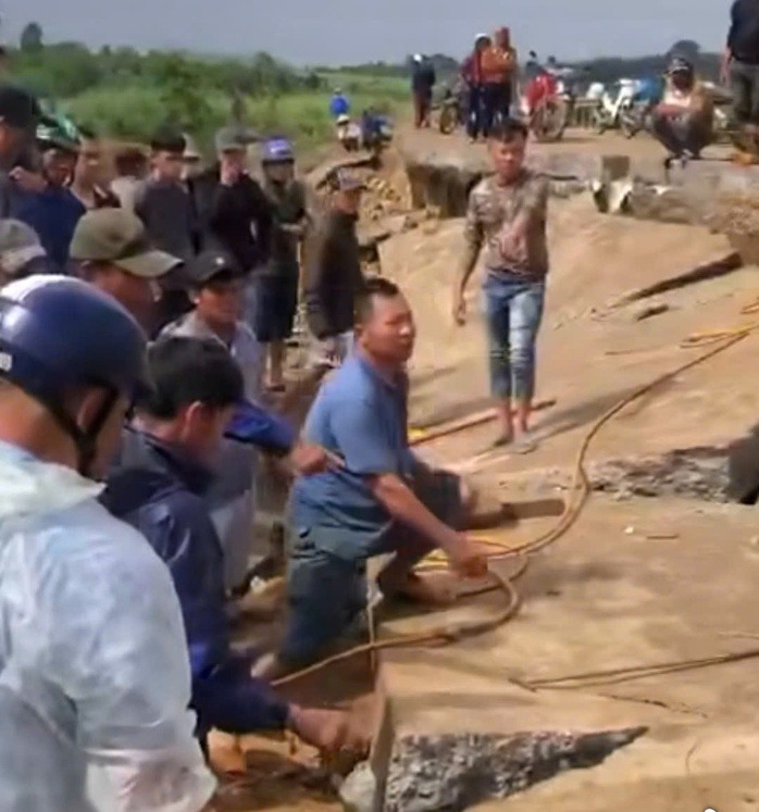 Nhiều người đào bới đống đổ nạn cứu hộ nạn nhân&nbsp;. Ảnh: Lao động