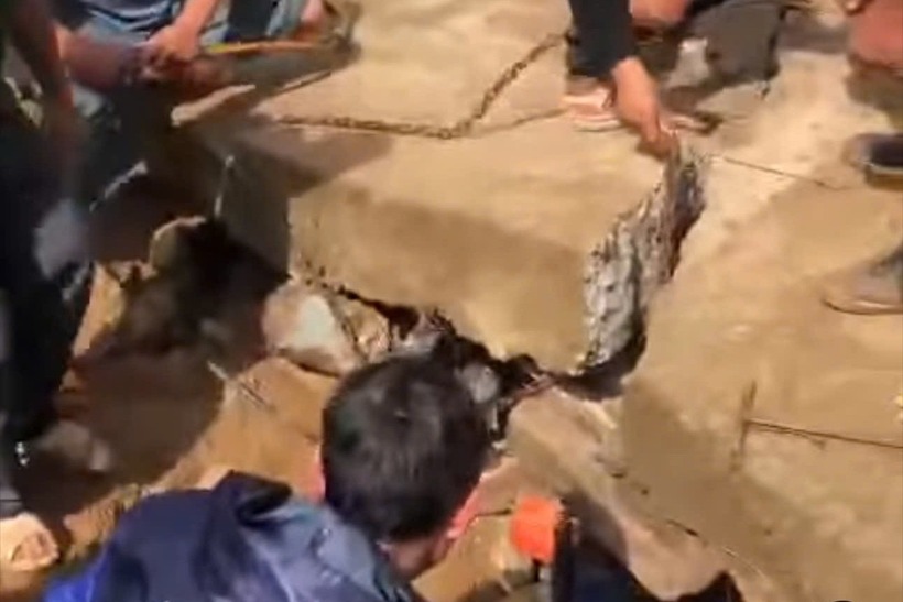 Đoạn bờ kè sông Ba bị đổ sập, đè 4 người tử vong. Ảnh: Vietnamnet