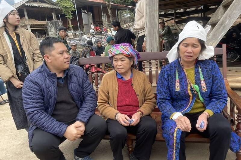Ông Hoàng Văn Học, Phó Chủ tịch UBND xã Mường Giôn đến thăm hỏi, chia buồn cùng gia đình nạn nhân. Ảnh: Lao Động.