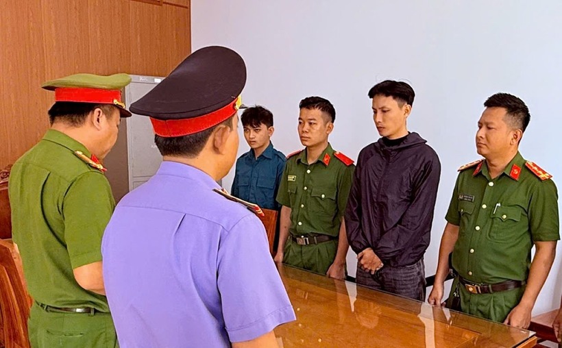 Cơ quan Công an công bố ra quyết định khởi tố vụ án, khởi tố bị can và lệnh bắt tạm giam Trần Hửu Nghĩa (thứ 2 từ phải ảnh) về hành vi “Lừa đảo chiếm đoạt tài sản“. Ảnh: Lao động