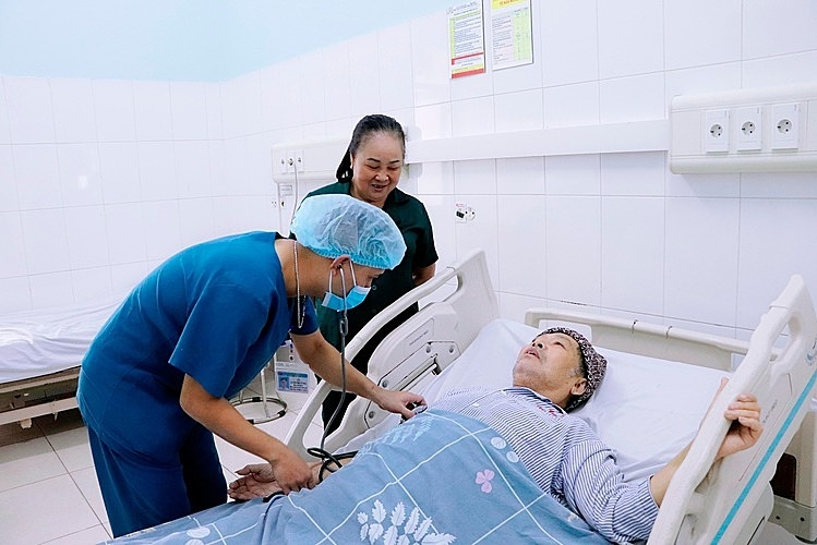 Bác sĩ thăm khám cho bệnh nhân. Ảnh: Vnexpress.
