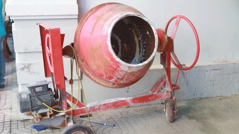 Dùng cả máy trộn bê tông để trộn thuốc pháo, 13 đối tượng bị bắt giữ - 2