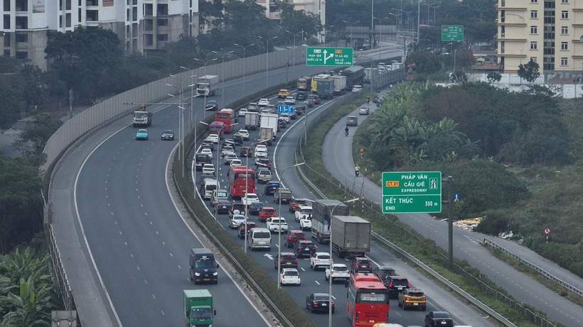 Cao tốc Pháp Vân - Cầu Giẽ hướng vào trung tâm Hà Nội ùn tắc khoảng 4km. Ảnh: Báo Xây dựng.