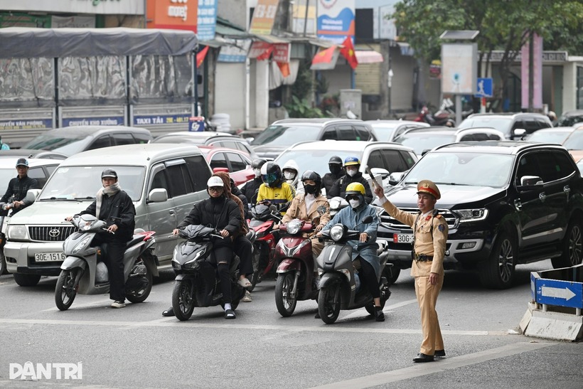Lực lượng chức năng căng mình phân luồng giao thông. Ảnh: Báo Xây dựng.