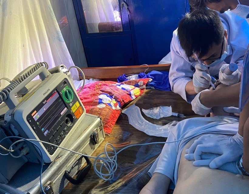 Ê-kíp cấp cứu hồi sức tim phổi cho người bệnh. Ảnh:&nbsp;BSCC.
