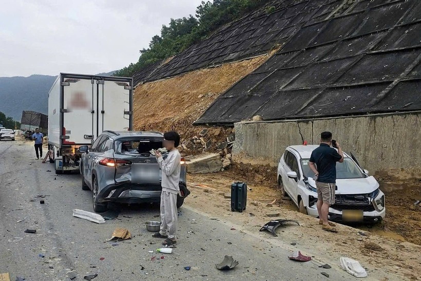 Hiện trường vụ tai nạn 11 ôtô tông liên hoàn trên cao tốc La Sơn - Hòa Liên - 1