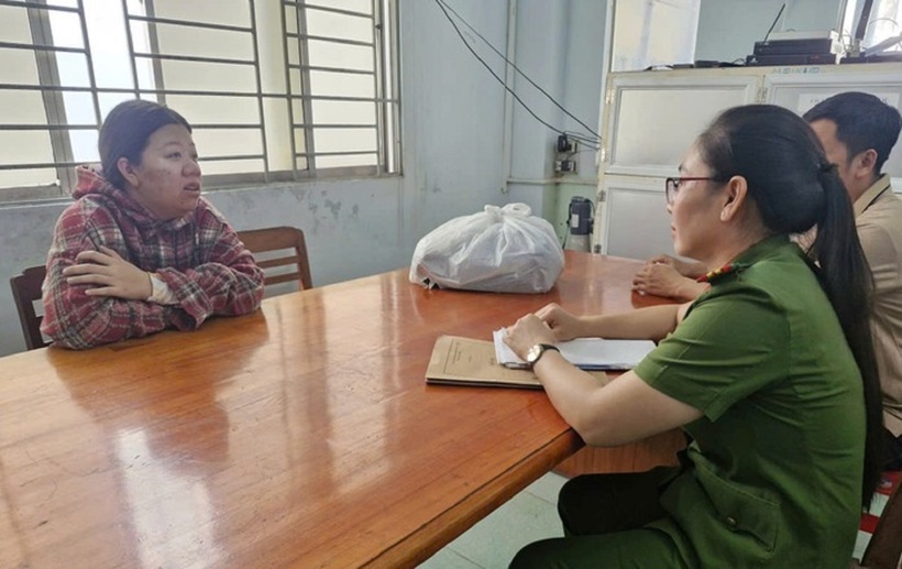 Công an làm việc với Nhi. Ảnh: Người lao động