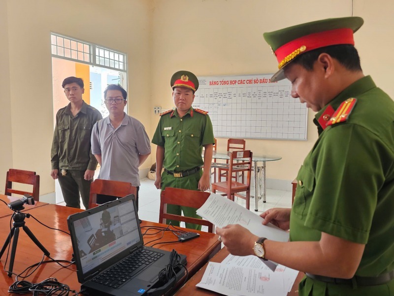Cán bộ điều tra thi hành các quyết định tố tụng đối với Phạm Duy Tân. (Ảnh: Công an nhân dân)