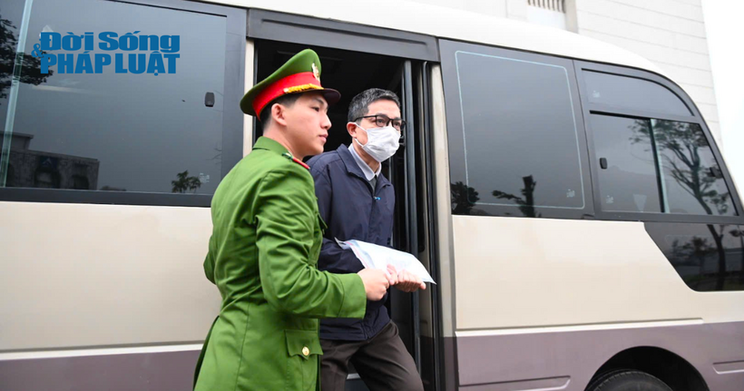 Cựu Cục trưởng Nguyễn Thanh Phong được dẫn giải tới tòa