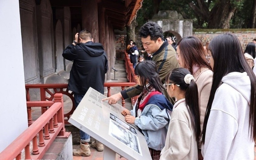 Du khách Thủ đô và nước ngoài tham quan di tích Văn Miếu-Quốc Tử Giám trong ngày nghỉ lễ Tết Dương lịch. (Ảnh: TTXVN).