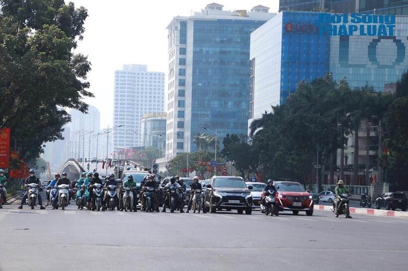 Theo Bộ Xây dựng, hiện cả nước có khoảng 6,7 triệu ô tô, trong đó khoảng 200.000 ô tô điện; khoảng 70 triệu xe máy, trong đó có khoảng 3 triệu xe máy điện
