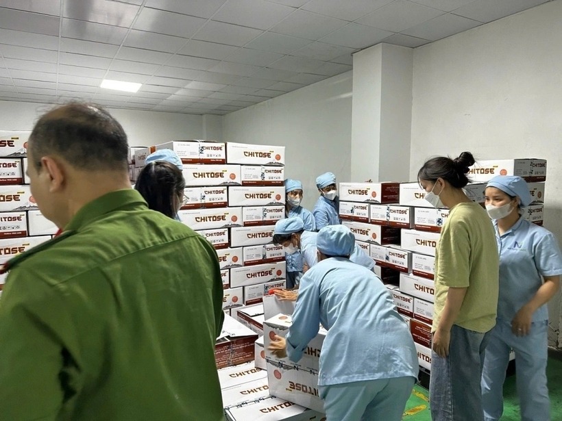 Công an khám xét kho hàng của Z Holding. (Ảnh: Cơ quan công an)