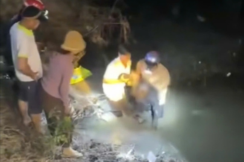 Thi thể người đàn ông được phát hiện dưới ao nước . Ảnh: Dân Trí
