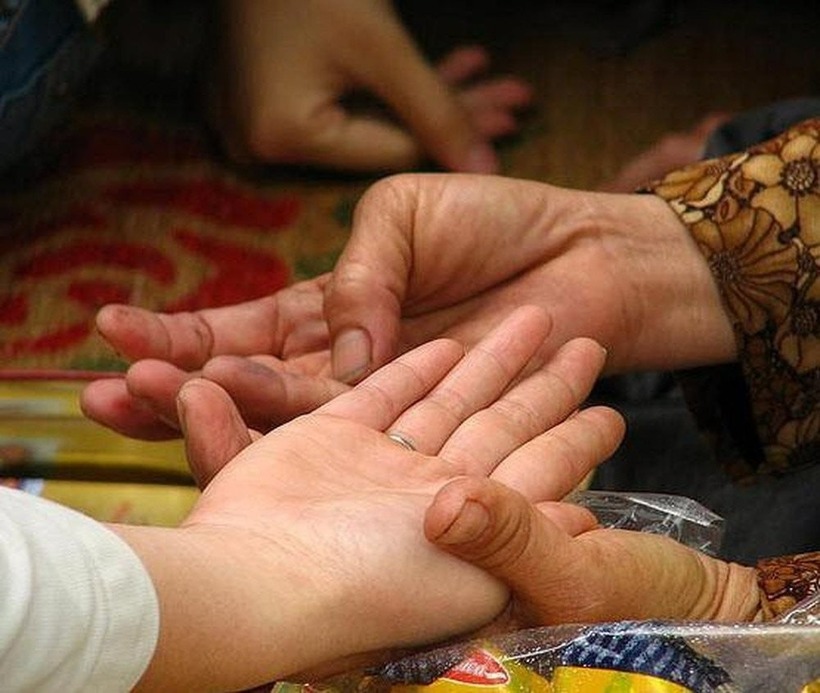 Thầy bói trộm điện thoại của khách nhằm chứng minh lời mình phán là đúng. Ảnh minh họa.