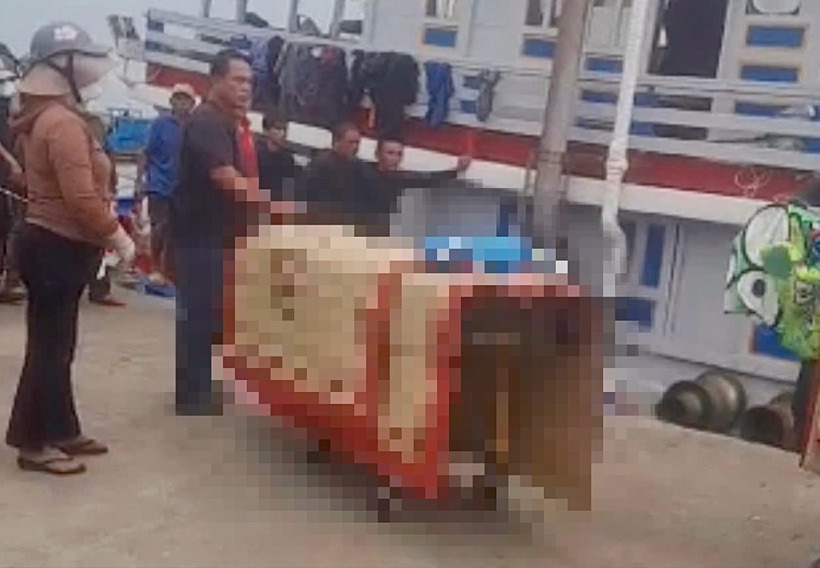 Người nhà nạn nhân làm thủ tục tiếp nhận thi thể thuyền viên xấu số. Ảnh: Báo Lao Động.