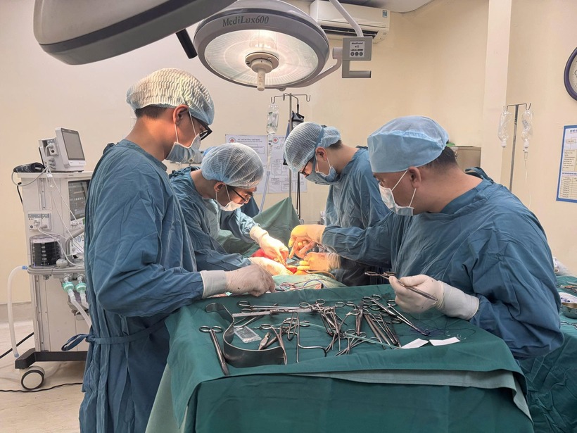 Các bác sĩ phẫu thuật bàng quang cứu người đàn ông. Ảnh: NLĐ.
