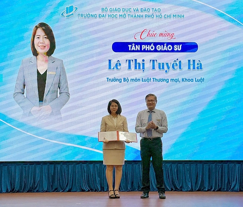 Trưởng bộ môn luật thương mại, Khoa Luật Lê Thị Tuyết Hà, tân PGS của Trường Đại Mở TP.HCM. Ảnh: Thanh niên