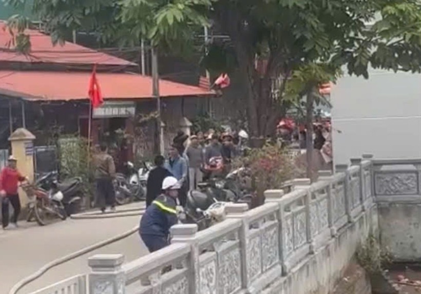 Lực lượng chức năng có mặt tại hiện trường chữa cháy. (Ảnh: Tiền phong)