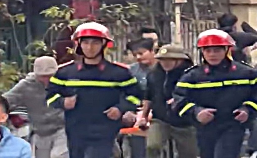 Lực lượng chức năng cùng người dân đưa các nạn nhân trong vụ nổ nghi do pháo tại Phúc Thọ, Hà Nội đi cấp cứu. (Ảnh: SK&ĐS)