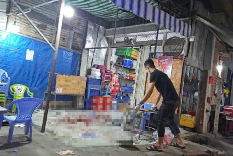 Hiện trường vụ ẩu đả trong quán nhậu trên đường Bình Thành, TP.HCM. (Ảnh: Pháp luật TP.HCM)