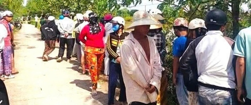 Người dân hiếu kỳ đến xem. Ảnh: SGGP.