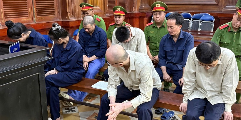 Các bị cáo tại phiên xét xử. Ảnh: PLO.