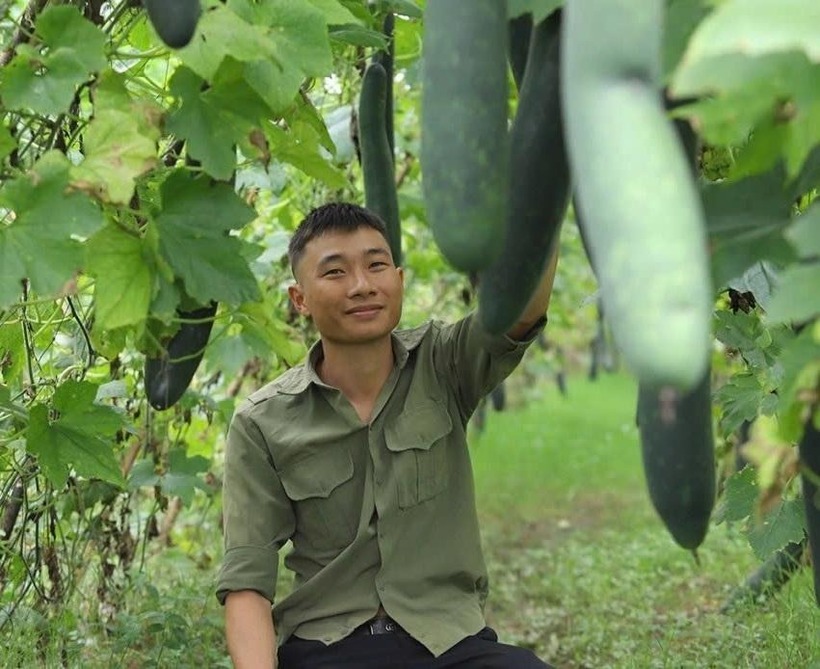 Anh Lê Lưu Thắng bên ruộng bí ở xã Nam Thanh. Ảnh: Thương hiệu & Sản phẩm