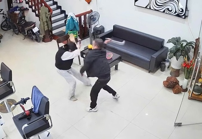 Danh tính người đàn ông cầm dao xông vào tiệm cắt tóc, truy đuổi hai mẹ con ở Bắc Ninh. Ảnh: Báo Người lao động.