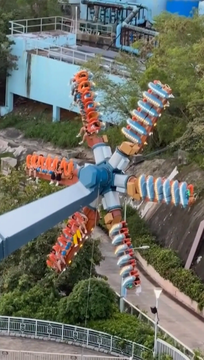 Những người chơi bị mắc kẹt trên trò chơi Wild Twister trong một sự cố trước đó vào tháng 8/2025 (Ảnh: People).
