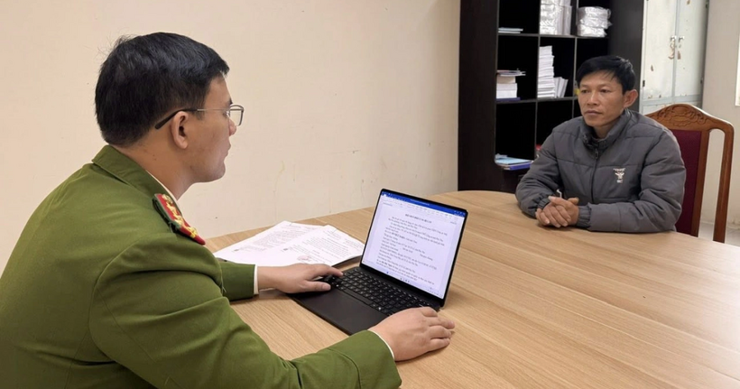 Bùi Đức Nghĩa làm việc với công an (Ảnh: Công an Phú Thọ).