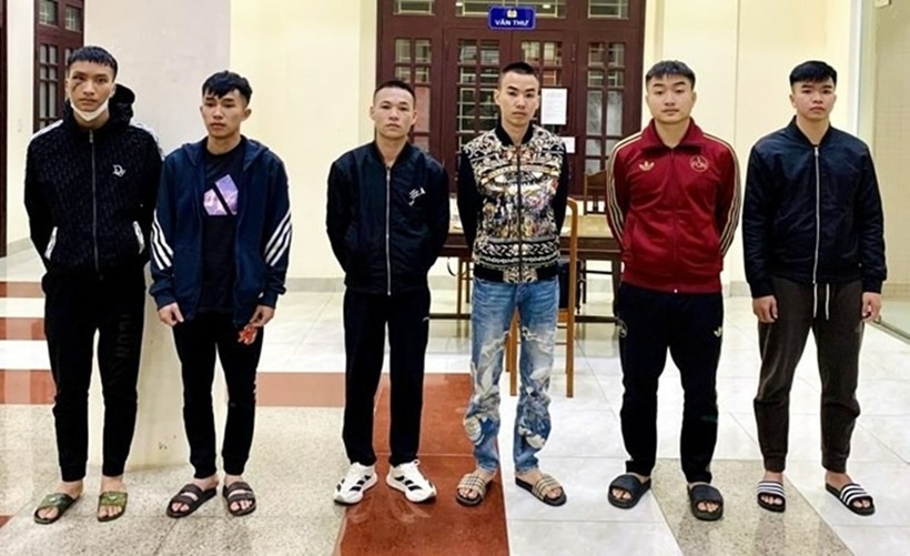 Đối tượng cầm đầu Nguyễn Văn Tuấn (mang áo khoác hoạ tiết- quần jean xanh, đứng thứ ba từ phải qua) cùng đồng bọn tại cơ quan Công an. Ảnh: Công an Quảng Trị