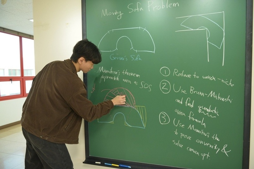 Tiến sĩ Baek Jin-eon hoàn thành lời giải khi 29 tuổi, song công trình được công bố và thu hút sự chú ý rộng rãi trong những năm sau đó. Ảnh:&nbsp;Korea JoongAng Daily