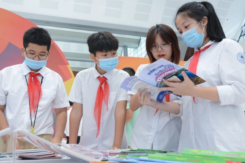Bộ SGK "Kết nối tri thức với cuộc sống" được sử dụng toàn quốc từ năm học tới. Ảnh: Dân trí