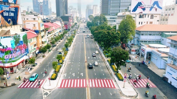 Làn ô tô đường Lê Lợi bị hạn chế lưu thông. Ảnh: NLĐ
