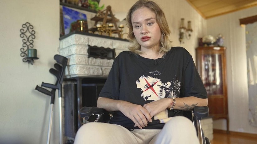 Maria Kovalchuk phải ngồi xe lăn trong nhiều tháng. Ảnh: East 2 West News.