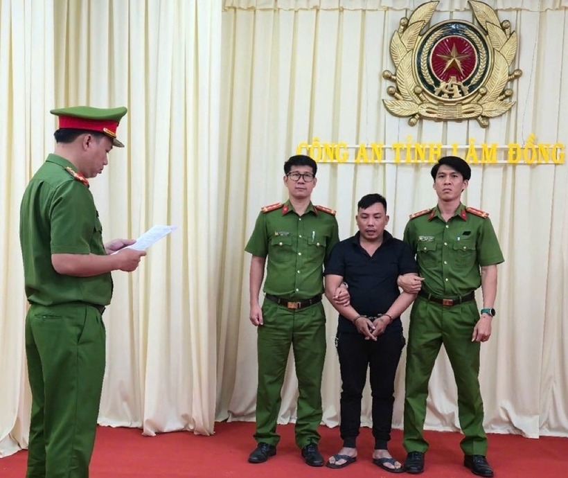 Cơ quan Cảnh sát điều tra Công an tỉnh Lâm Đồng đọc lệnh bắt tạm giam Nguyễn Tấn Hùng. Ảnh: Lao động