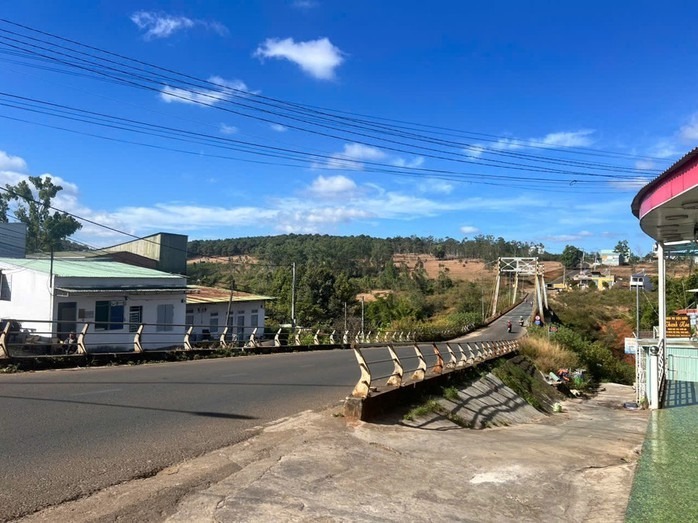 Khu vực cầu treo phát hiện bé sơ sinh. (Ảnh: NLĐ)