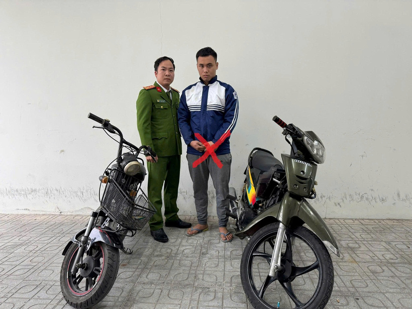 Lê Đức Trường cùng tang vật.