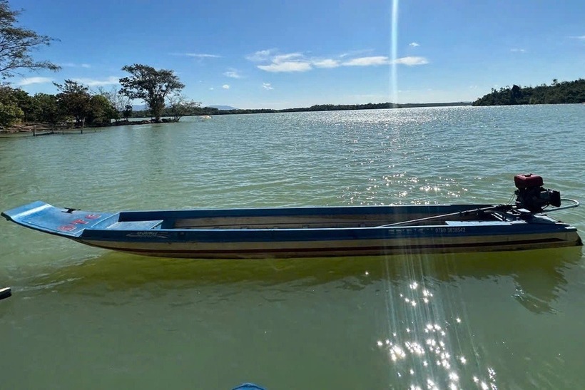 Do bị lạc hướng, thuyền hết nhiên liệu khiến 2 thiếu niên trôi dạt suốt đêm trên lòng hồ thủy điện. (Ảnh: Công an xã Ia Tơi)