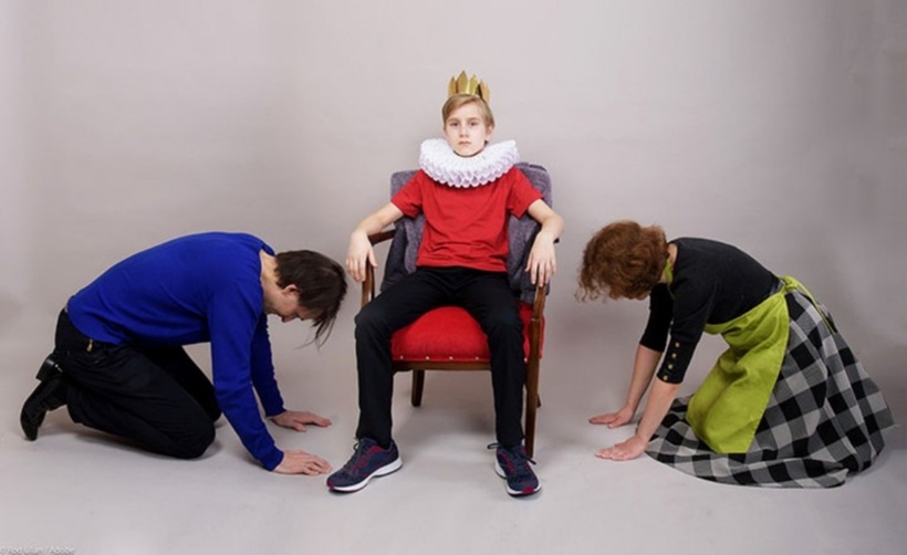 Quá trình hình thành nhân cách của trẻ sẽ bị lệch lạc đáng kể nếu cha mẹ duy trì lối giáo dục quá đỗi nuông chiều và thiếu tính nguyên tắc. Ảnh minh họa.