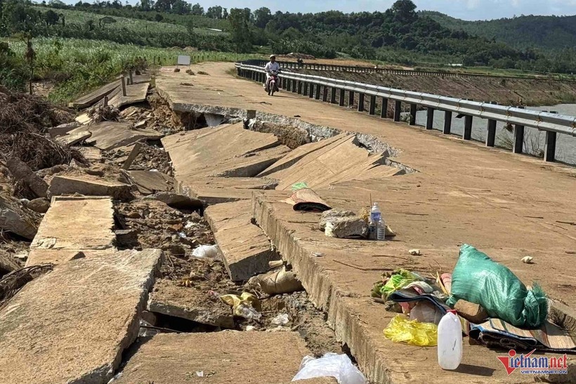 Hiện trường vụ sập bờ kè sông Ba, 2 cặp vợ chồng tử vong thương tâm ở Đắk Lắk - 1
