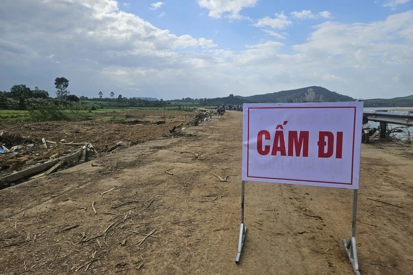 Trước đó tại khu vực bờ kè có biển cấm nhưng sau đó biển này đã bị mất. Ảnh: Dân trí