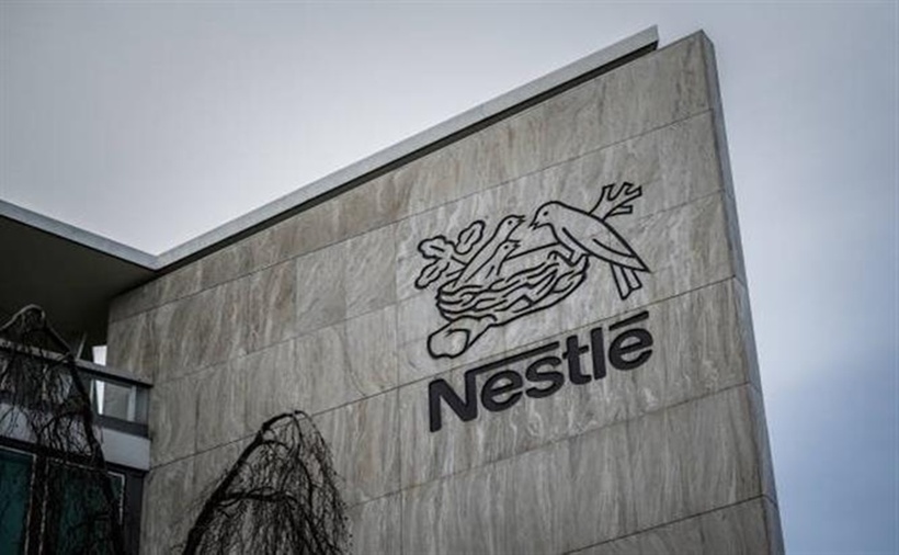 Biểu tượng Nestle ở trụ sở tập đoàn tại Thụy Sĩ. (Ảnh: Getty Images/TTXVN).