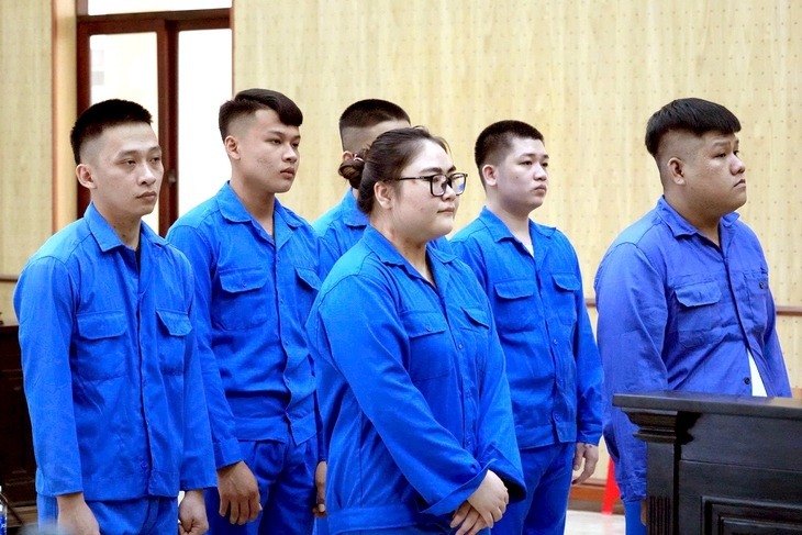 Các bị cáo khi nghe VKS công bố cáo trạng. (Ảnh: VnExpress)