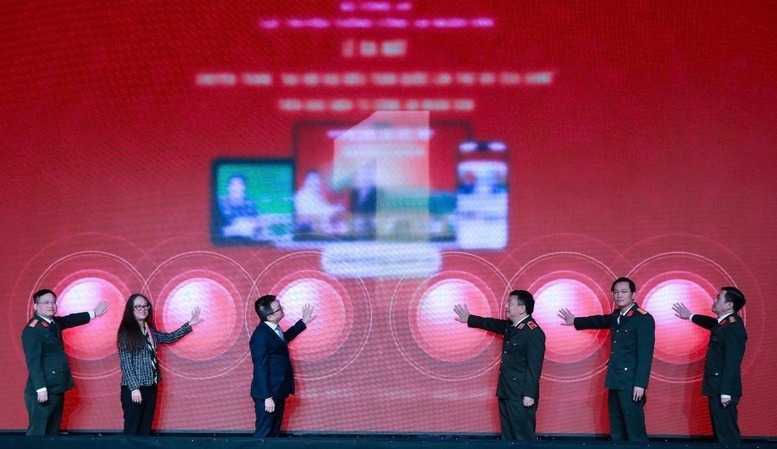 Các đại biểu thực hiện nghi thức ra mắt chuyên trang