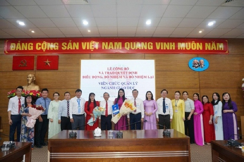 Lễ trao quyết định điều động, bổ nhiệm, bổ nhiệm lại nhiều cán bộ quản lý giáo dục ở cả 3 khu vực. Ảnh: Báo Người lao động.